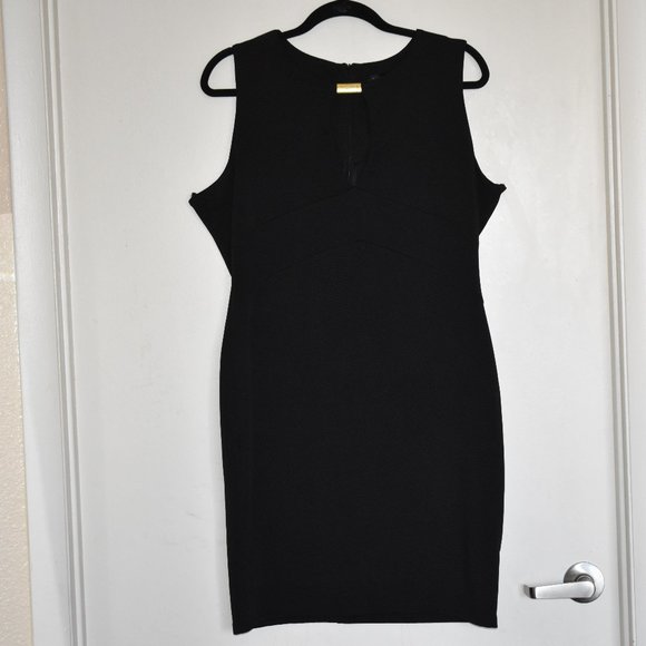 KARDASIAN BLACK KEYHOLE DRESS - Picture 2 of 4